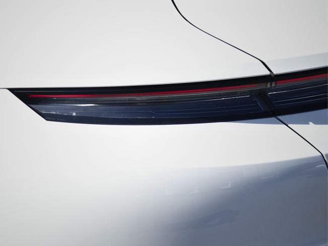 PORSCHE Taycan Photo 11