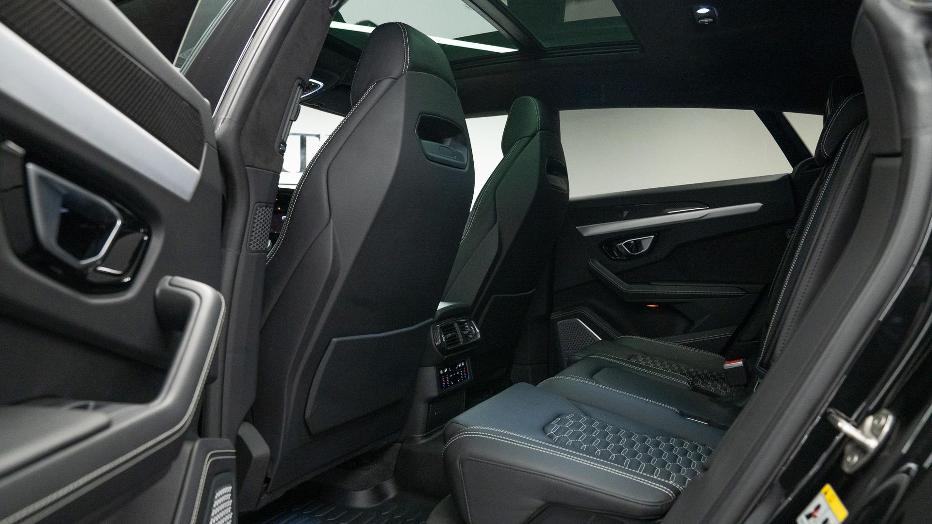 LAMBORGHINI Urus Photo 77e9ae93-9fc2-4e6e-a1e4-a7e17c87d3e2.jpg