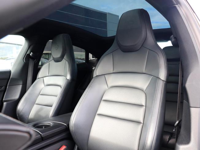 PORSCHE Taycan Photo 15