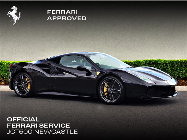 auto da corsa Ferrari in nero