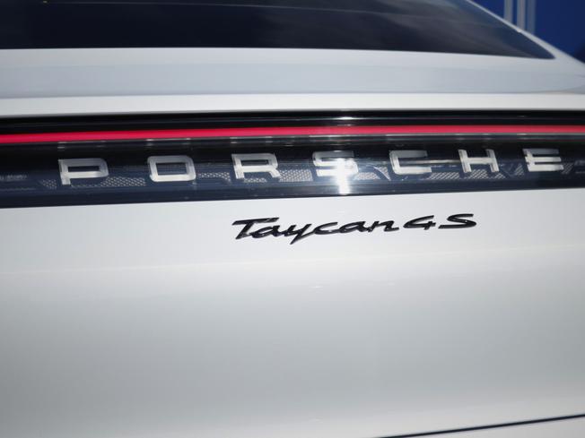 PORSCHE Taycan Photo 9