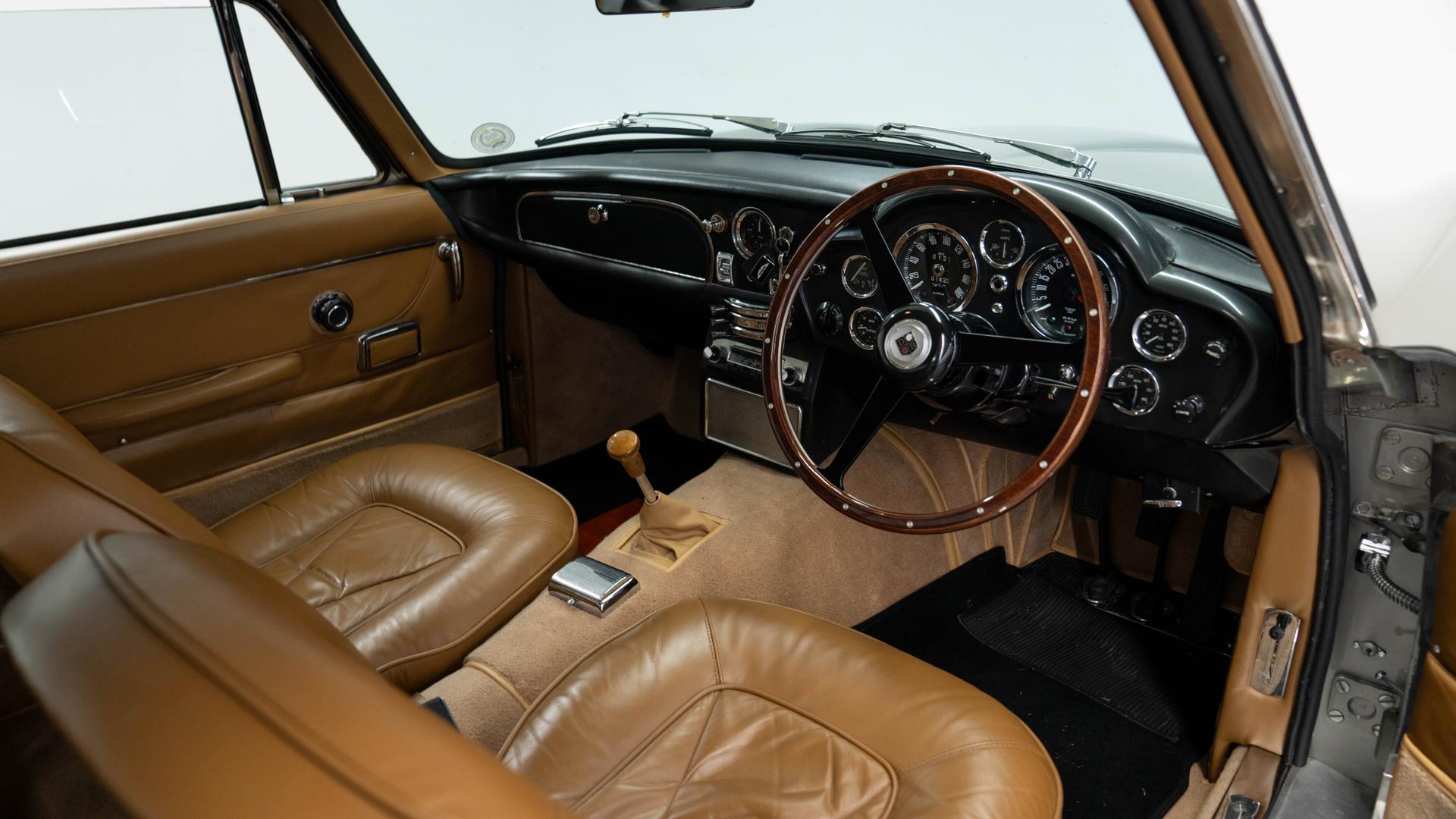 Aston Martin DB6 Photo 78299813-79bb-4ef5-aa9c-3a5104a0a96b.jpg