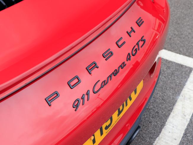 PORSCHE 911 Photo 16