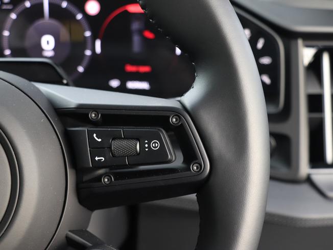 PORSCHE Cayenne Electric Photo 16