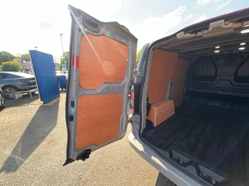 Ford Transit Custom Photo 795567b2-a5dc-4802-b1e9-c255ef60e9a9.jpeg