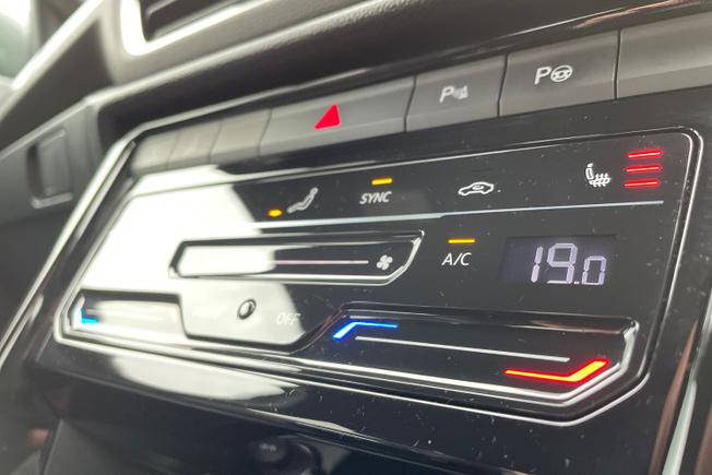 VOLKSWAGEN T-Roc Photo 36