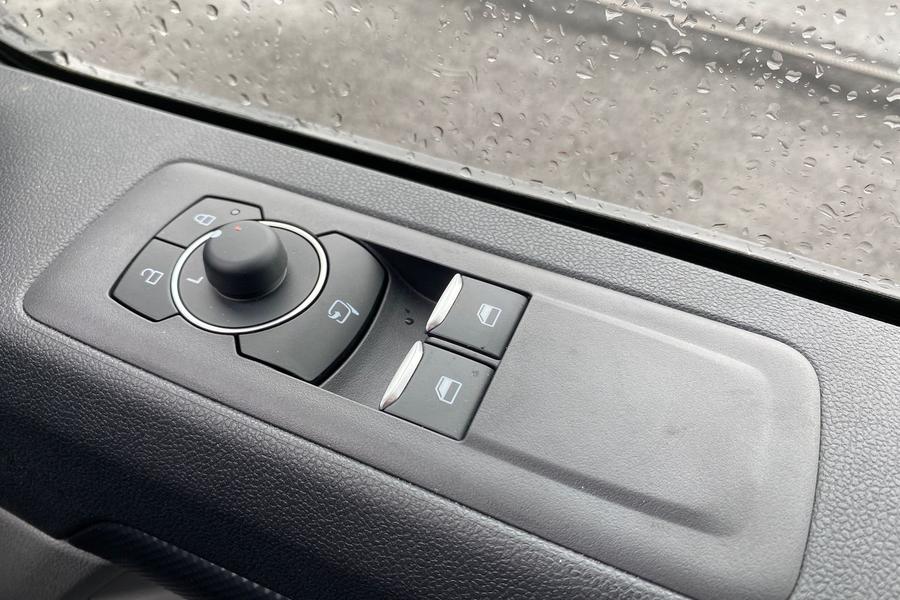 Ford TRANSIT CUSTOM Photo 7a02e6c6-b0d7-40b0-b32a-b6eeb717058b.jpg