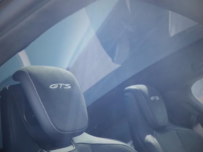 PORSCHE Taycan Photo 17