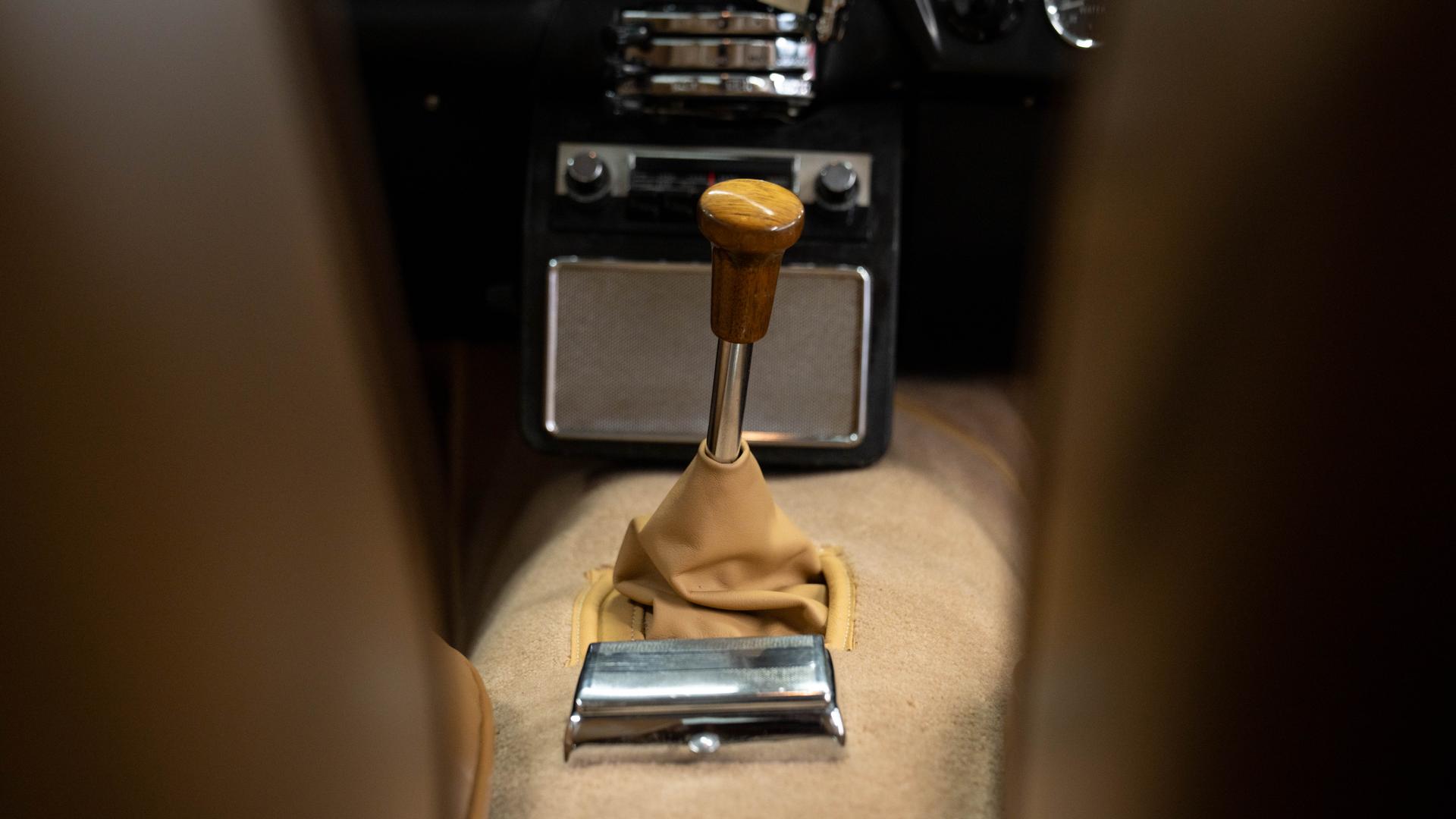 Aston Martin DB6 Photo 7a6bdd85-83d7-4397-902d-638a7fa855a3.jpg