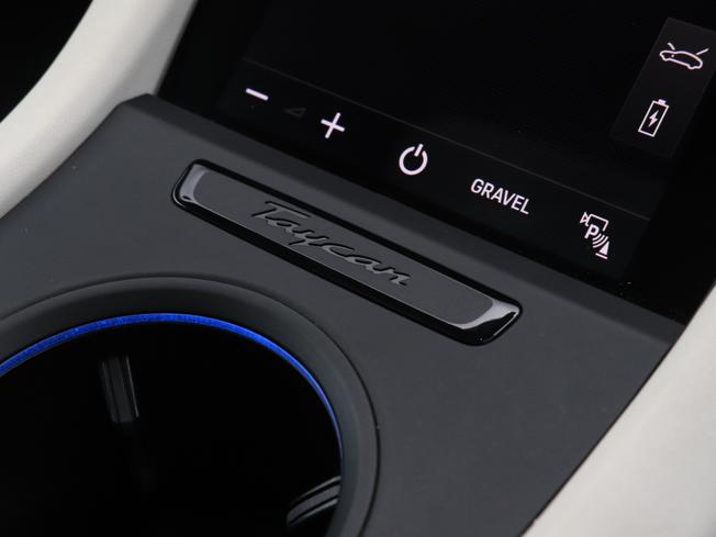 Porsche TAYCAN Photo 25
