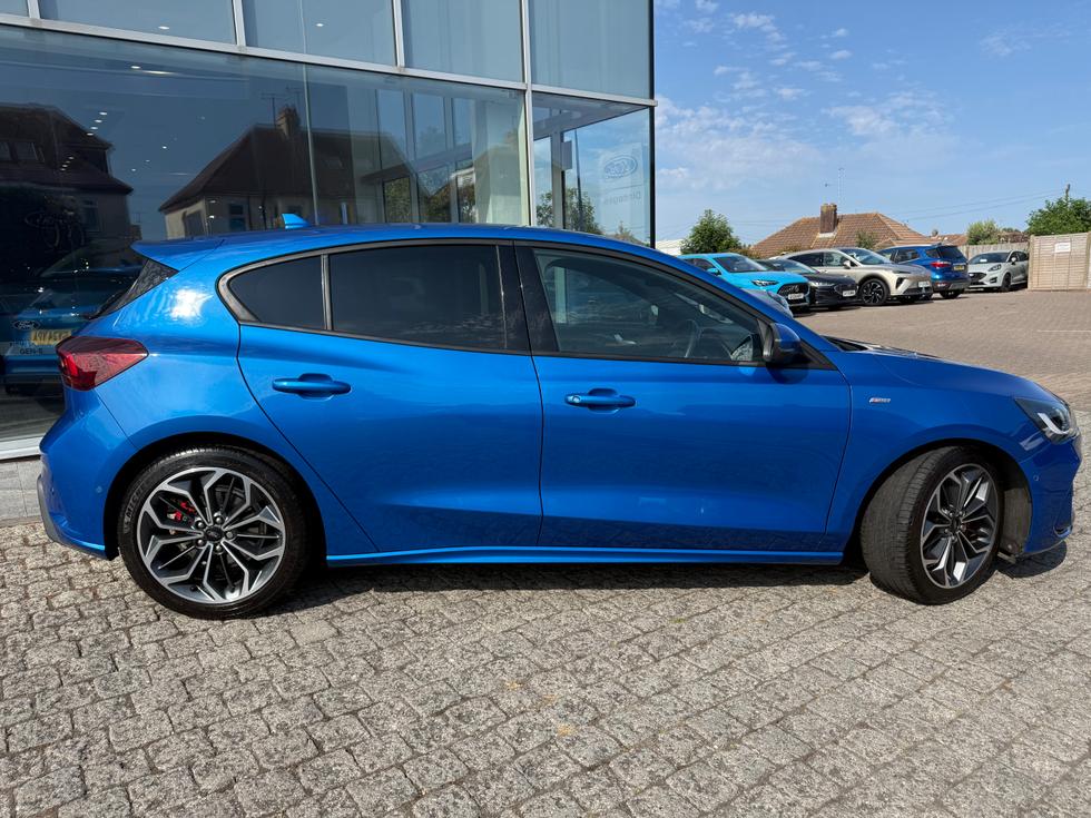 Ford Focus Photo 7a9f1915-f63e-4da8-a7a6-90a197974bf3.jpeg