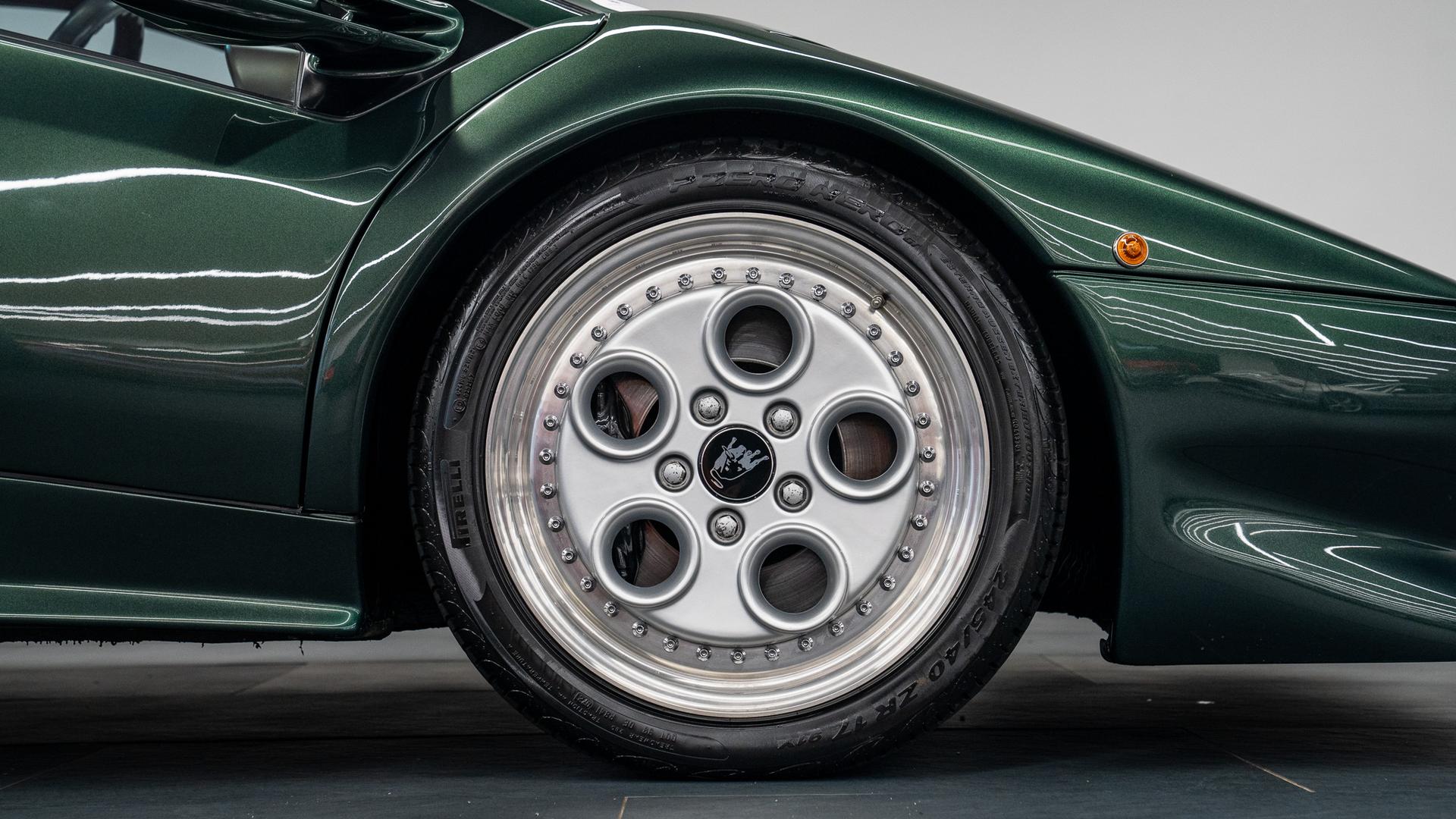 LAMBORGHINI Diablo Photo 7ac0d0a7-0325-4fec-ae14-5fb3370b162b.jpg