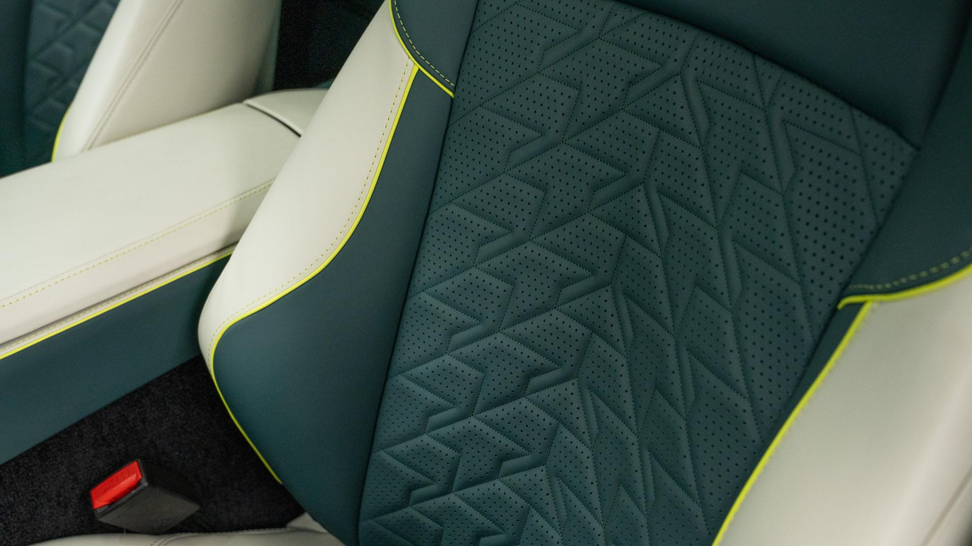Aston Martin Vanquish Photo 7afe381f-18dd-4f42-9b97-0927495a4215.jpg