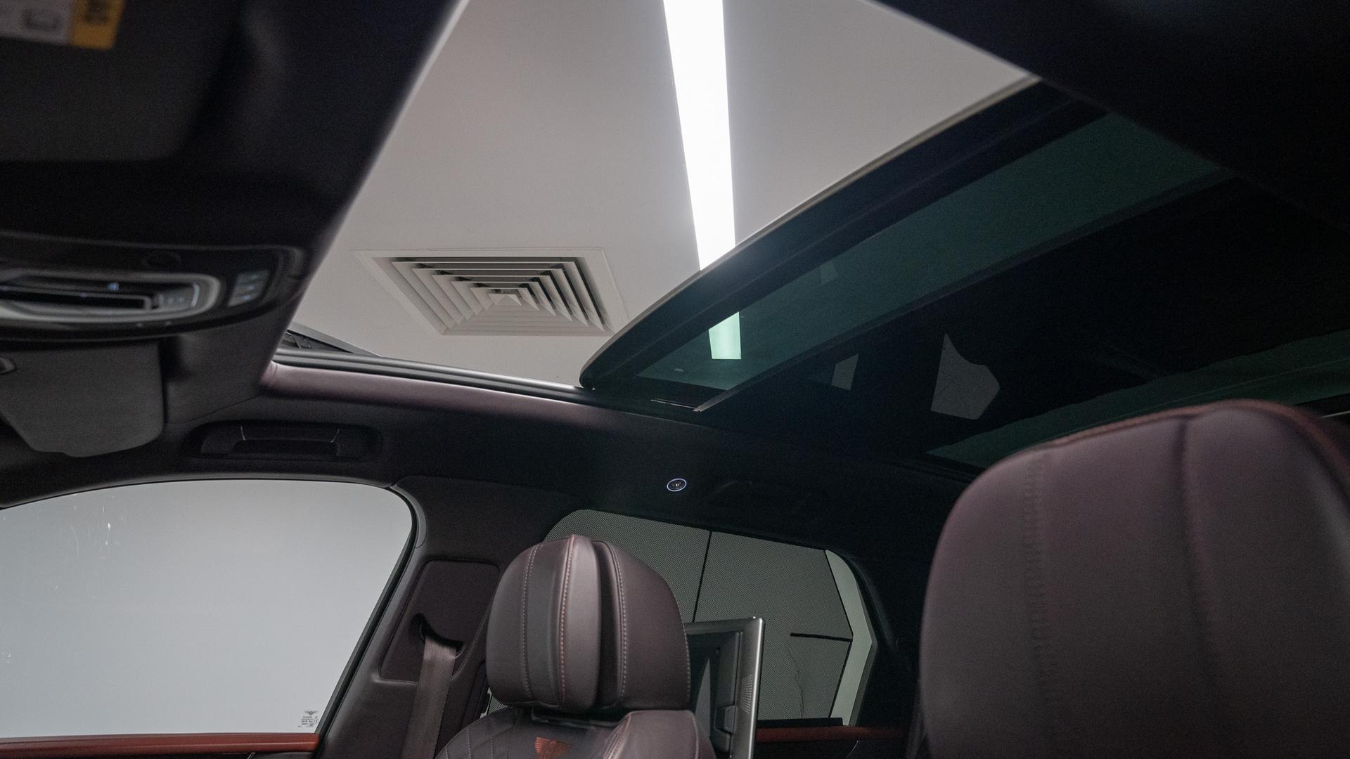 Bentley Bentayga Photo 7b0ee429-4dac-49f1-857a-f8d61e23f4d0.jpg