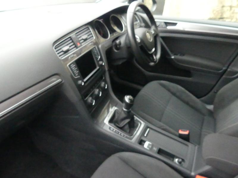 Volkswagen Golf Photo 7b2b93ea-b1b4-4fea-b2a0-156a91e21112.jpg