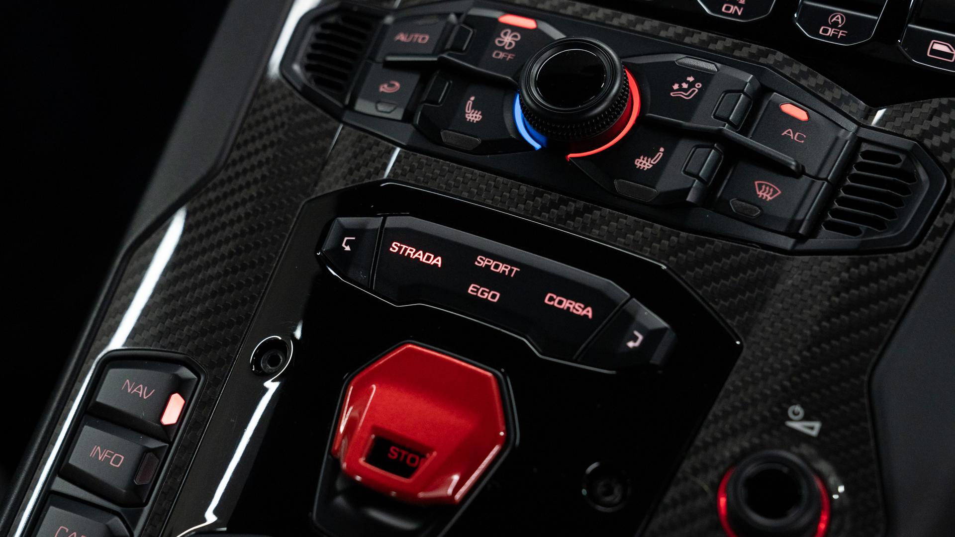 LAMBORGHINI Aventador Photo 7b483ed1-63f3-4d74-bab6-aad77046dbc5.jpg