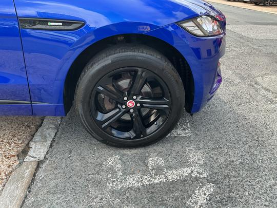 Jaguar F-PACE Photo 4