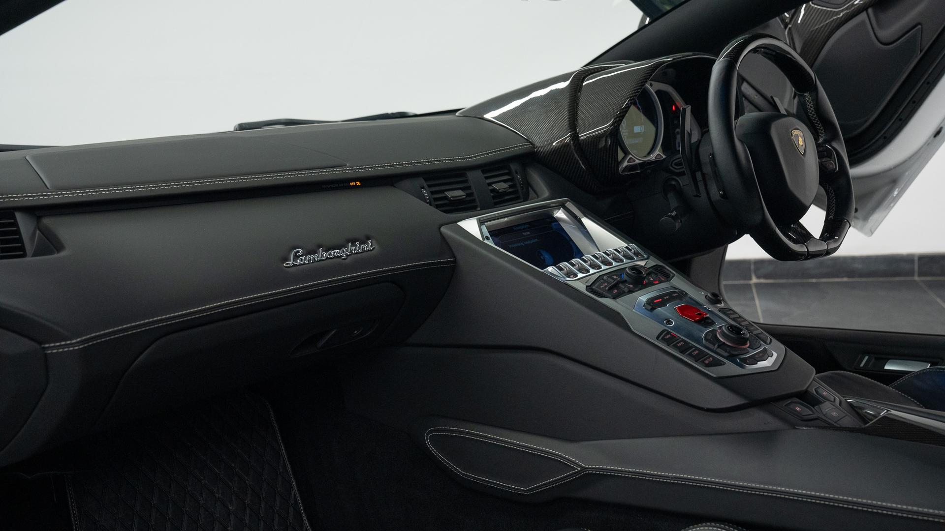 LAMBORGHINI Aventador Photo 7c9ea9e8-6465-4d9b-bd4f-bf3384eefd85.jpg