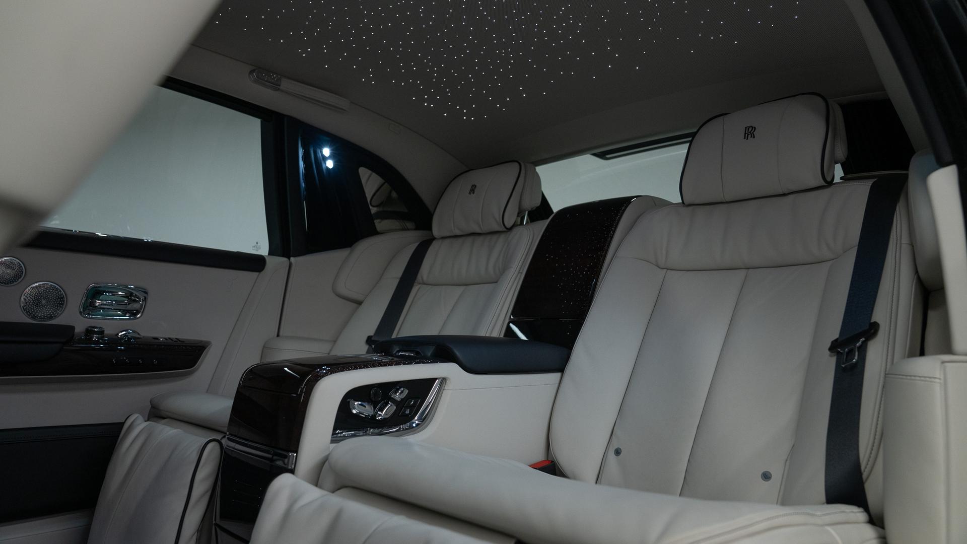 Rolls-Royce Phantom Photo 7cb96fd2-82c8-4f98-b454-8c0123f46944.jpg