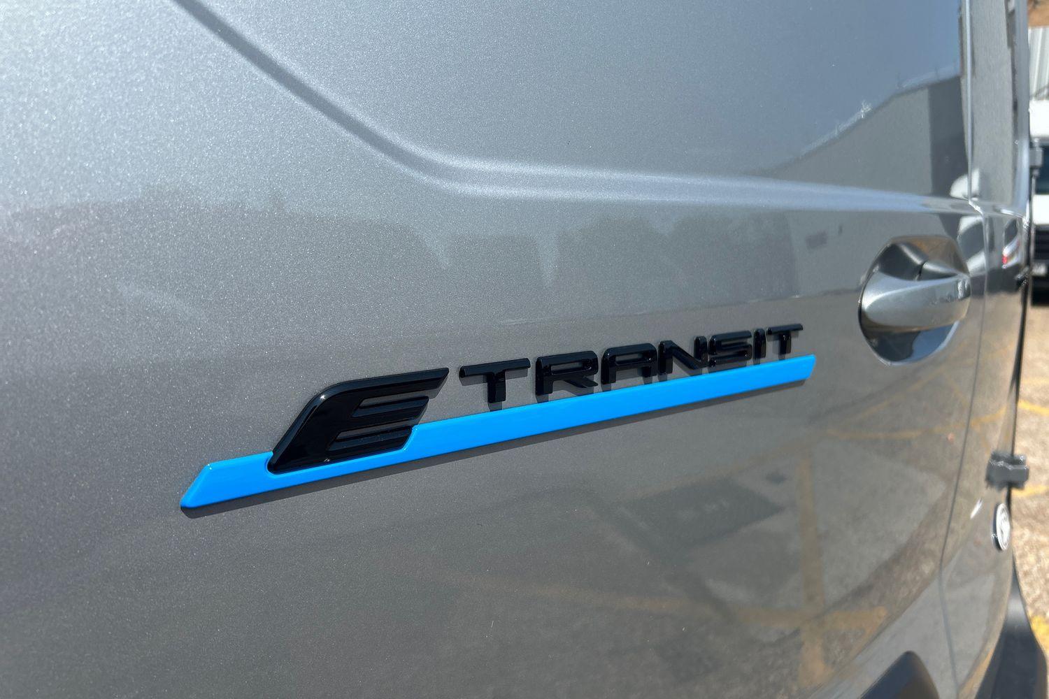 Ford E-TRANSIT COURIER Photo 20