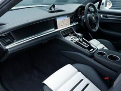 PORSCHE Panamera Photo 3