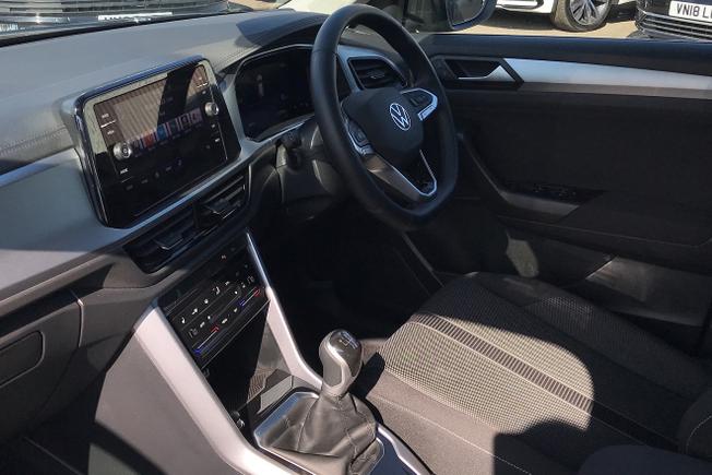 Volkswagen T-Roc Photo 2