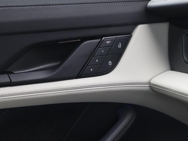Porsche TAYCAN Photo 15