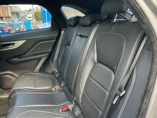 Jaguar F-PACE Photo 34