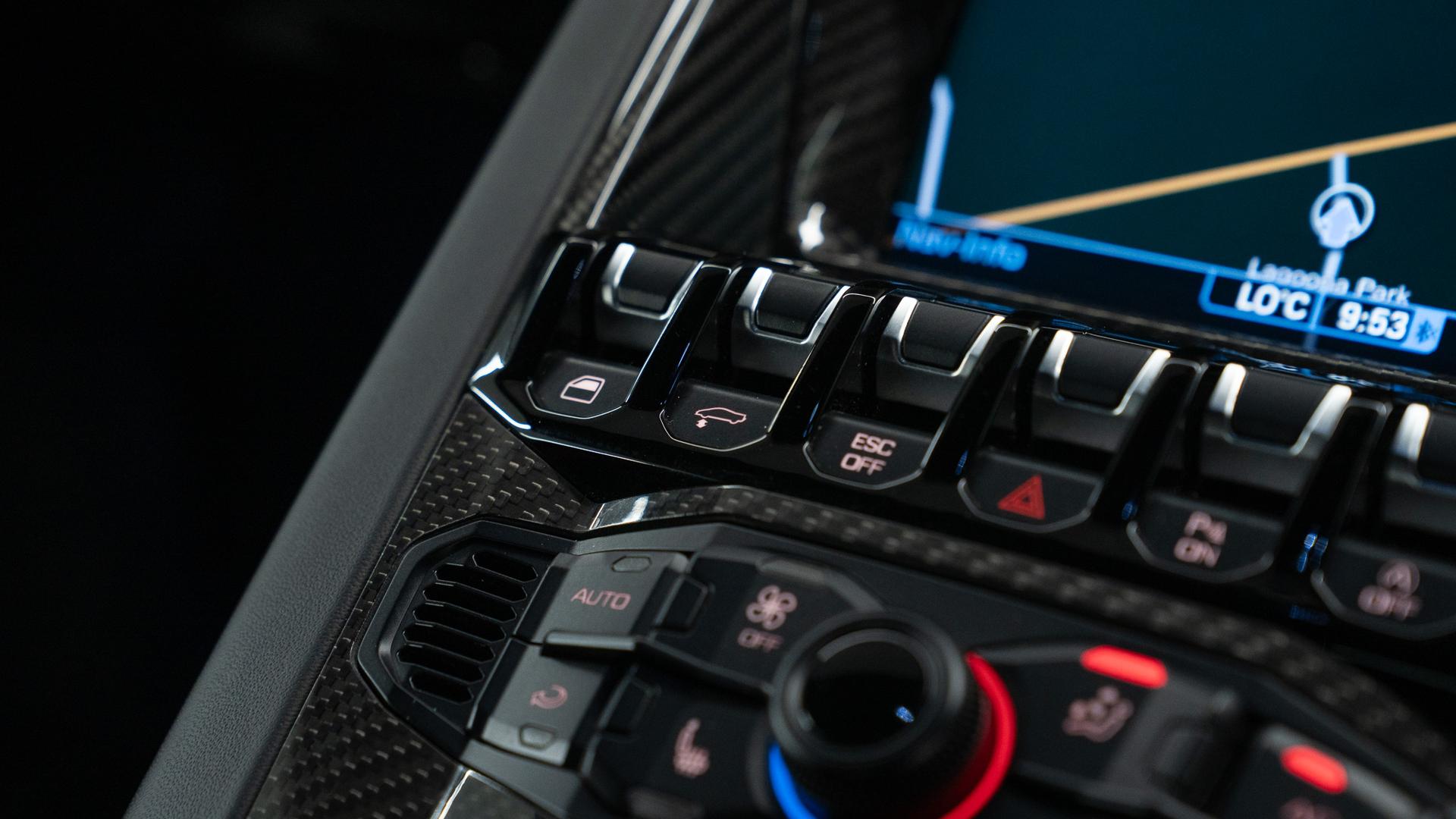 LAMBORGHINI Aventador Photo 7e777328-b00c-46eb-8d01-3f83271e777e.jpg