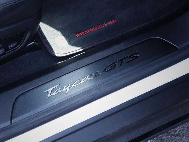 PORSCHE Taycan Photo 20
