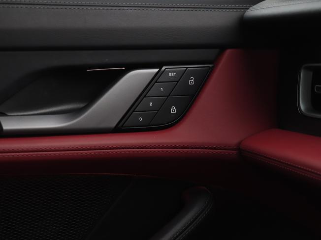 PORSCHE Taycan Photo 33