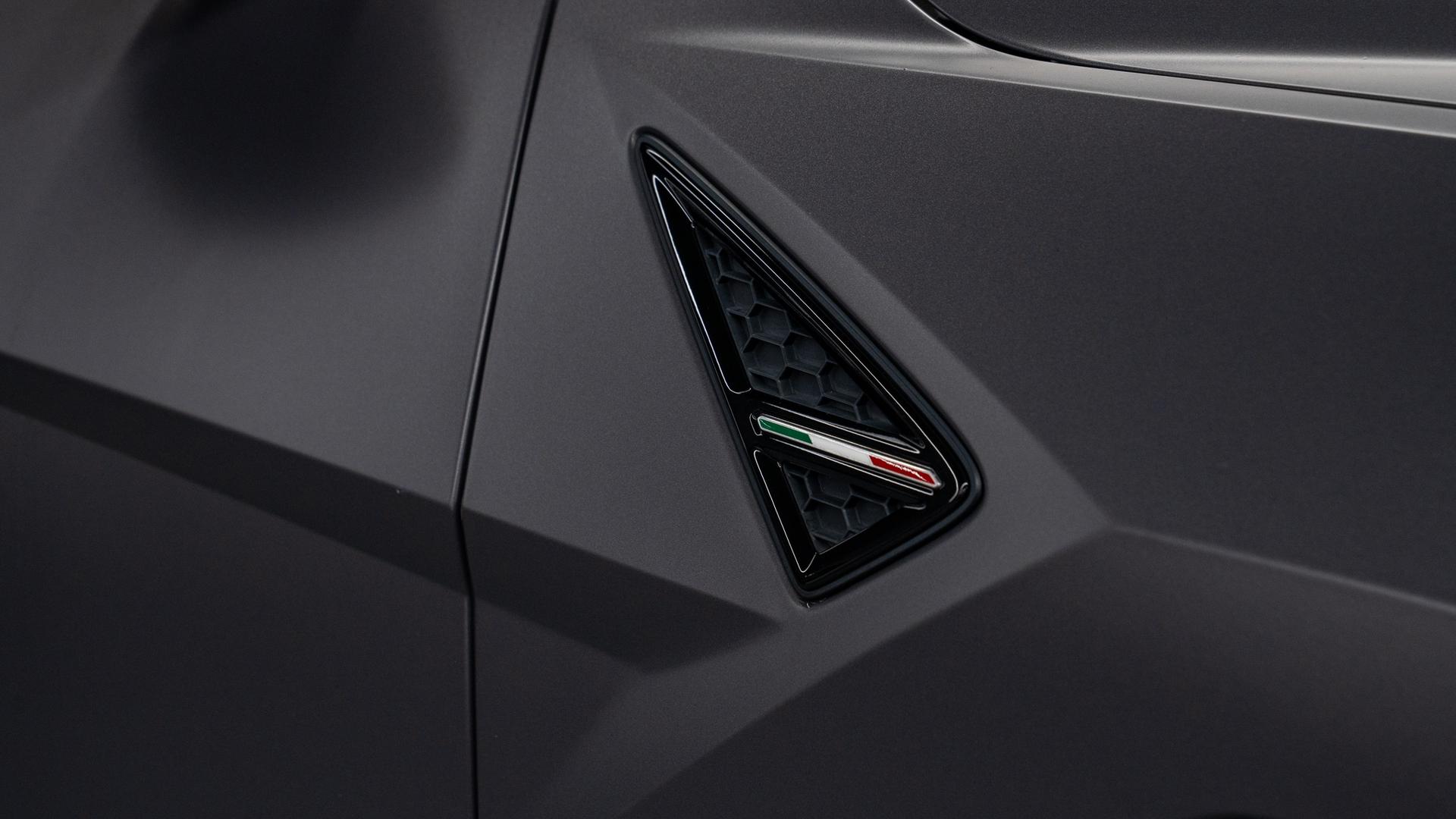 LAMBORGHINI Urus Photo 7eb13be2-aece-44e8-a64e-a0cd061ce4ce.jpg