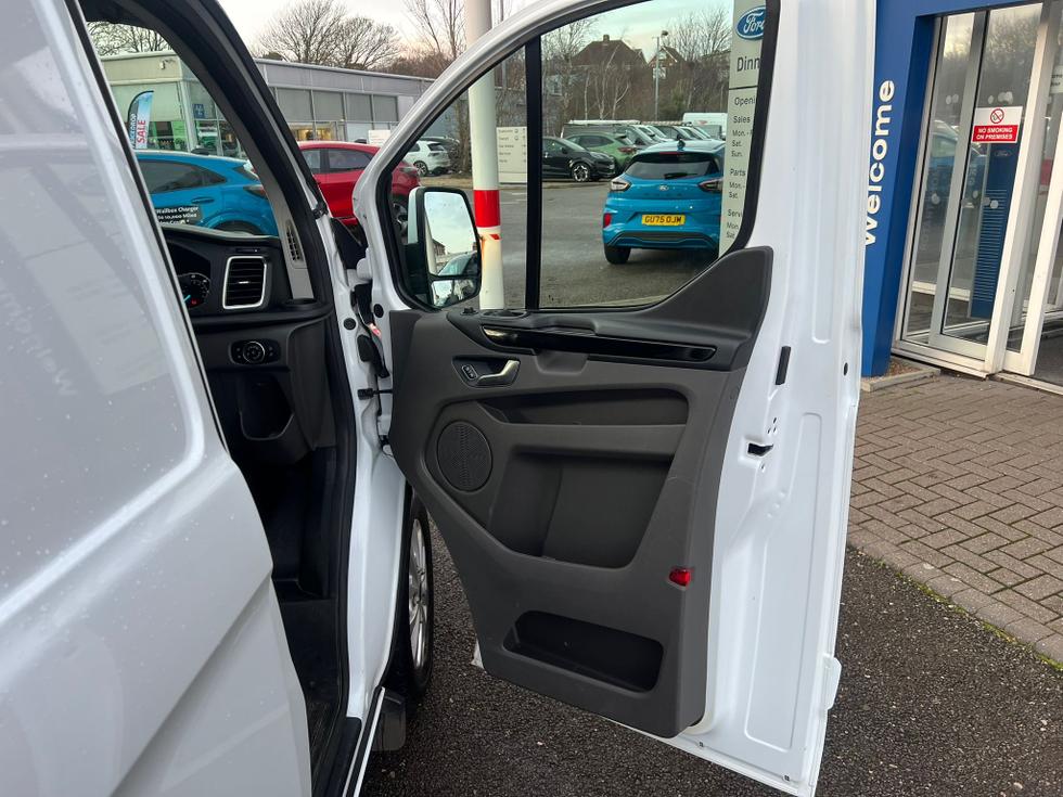 Ford Transit Custom Photo 7f907388-a3bd-4243-9146-4834218aecaf.jpg
