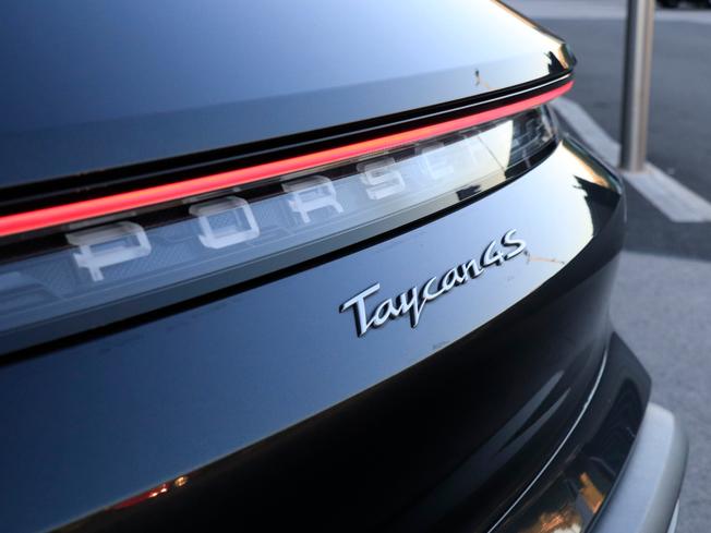PORSCHE Taycan Photo 15