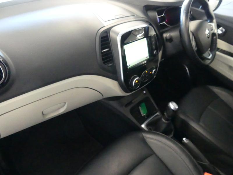 Renault Captur Photo 7fd315f2-8703-4843-a674-eb788d291692.jpg