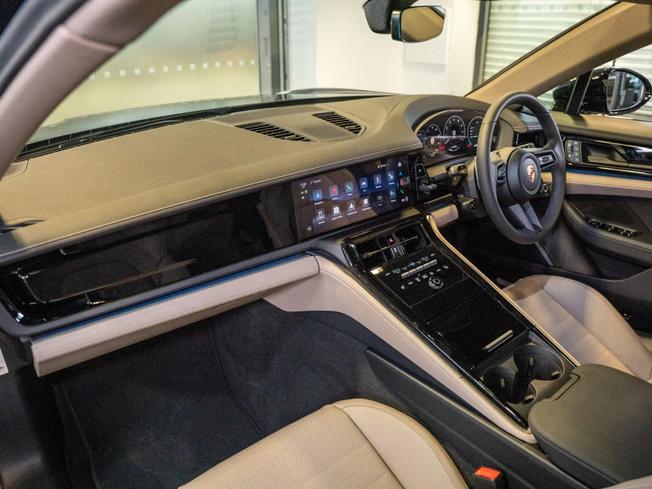 PORSCHE Panamera Photo 17