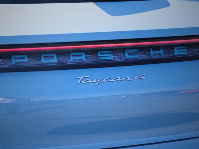 PORSCHE Taycan Photo 12