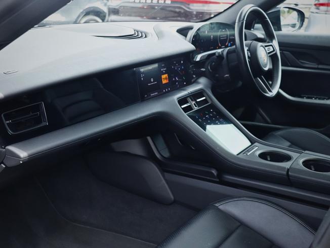 PORSCHE Taycan Photo 25