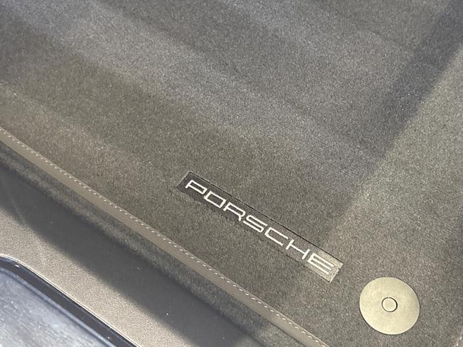 PORSCHE Taycan Photo 37