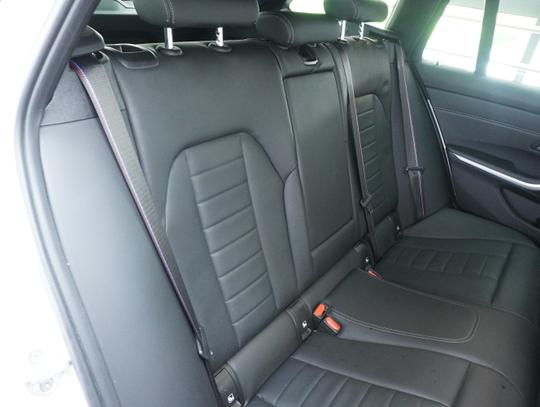BMW 3 Series Photo 8066b69b-9852-4dd0-8f74-d3ea3d5d4367.jpg