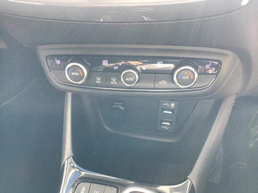 Vauxhall Crossland Photo 80bb9c51-67d4-4890-88fa-45a223f7b009.jpg