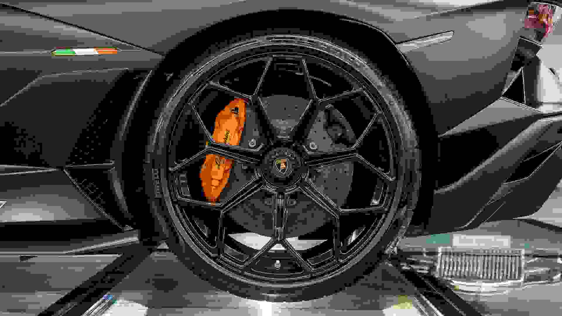 Lamborghini Aventador Photo 80c4b9f6-2282-4c3a-bdb2-363021519054.jpg