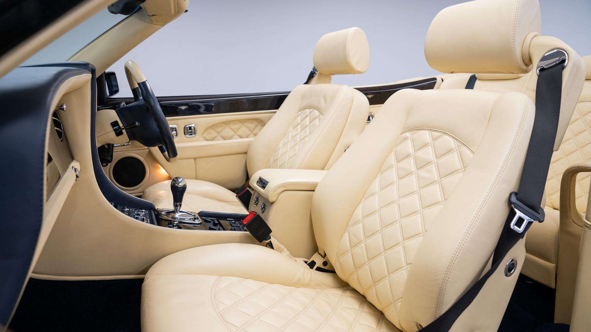Bentley Azure Photo 80fd212f-11bf-47d1-a1db-78783a6dbe60.jpg