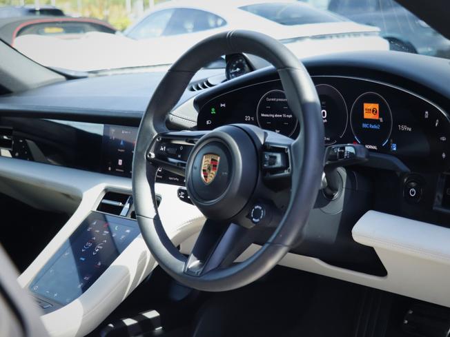 PORSCHE Taycan Photo 28