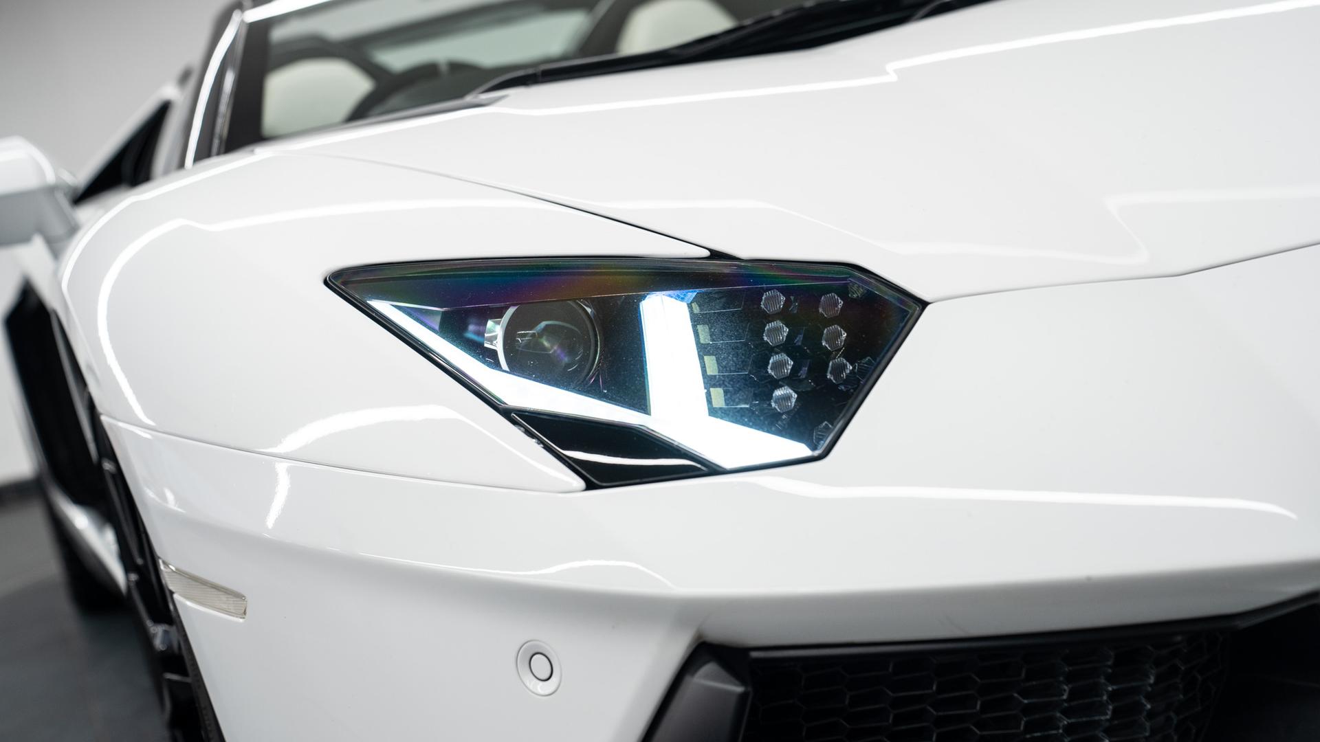 LAMBORGHINI Aventador Photo 817b287a-5f6d-46ed-ab30-101ab3401e78.jpg