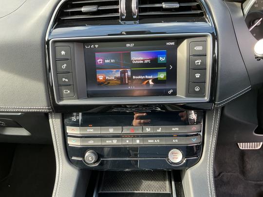 Jaguar F-PACE Photo 39
