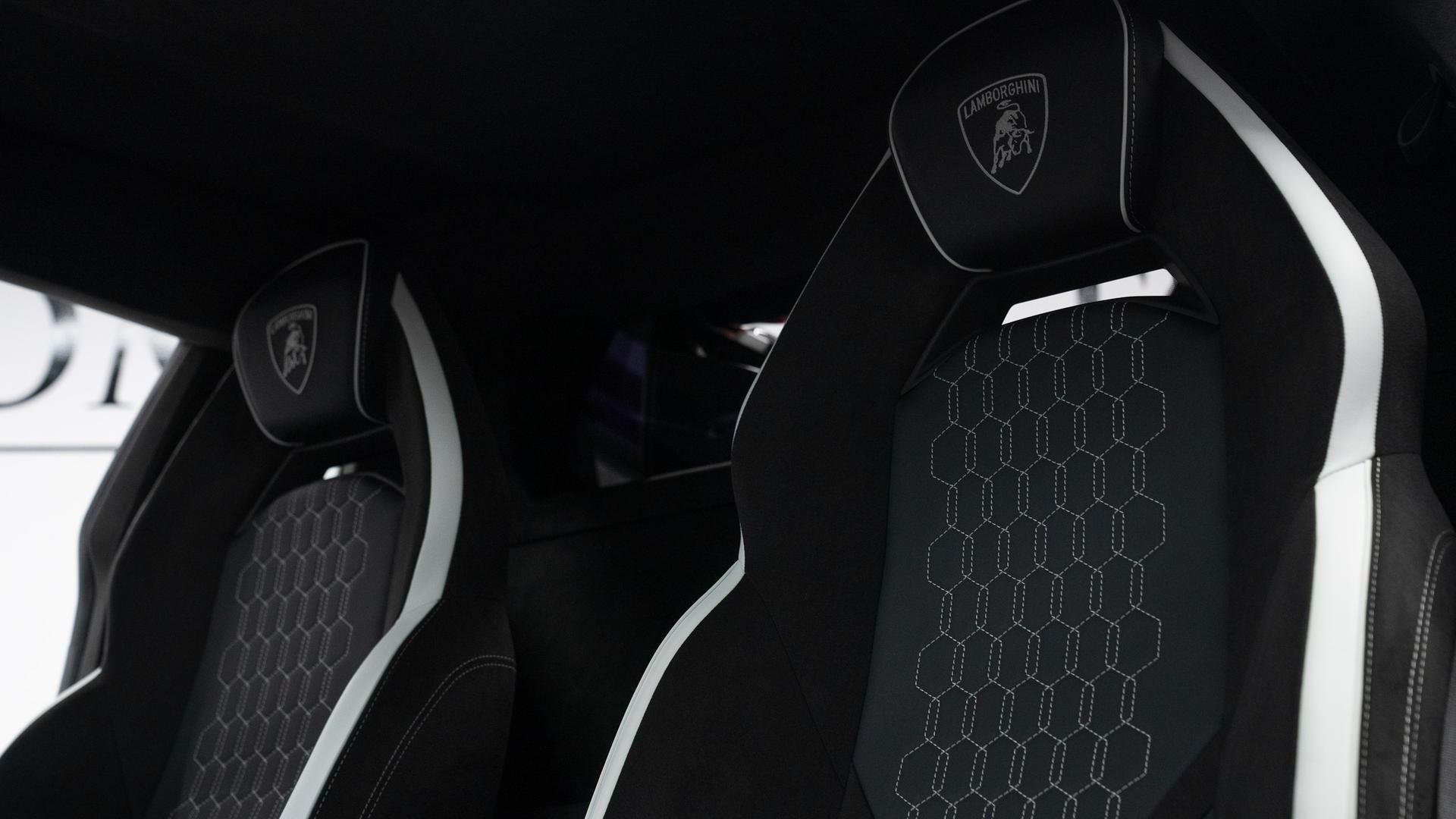 LAMBORGHINI Revuelto Photo 8193cad1-f423-4a4d-a0f7-9cdc7f438017.jpg