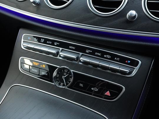 Mercedes-Benz E Class Photo 8195763d-d0d8-4b02-b46e-05dd094d97d3.jpg