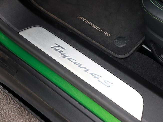 PORSCHE Taycan Photo 14