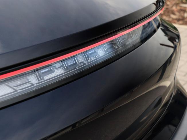 PORSCHE Taycan Photo 33